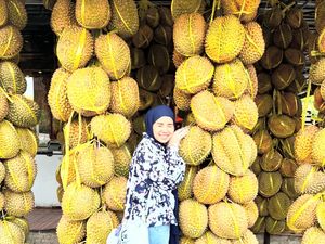 Tya Ariestya Pose Keren Bareng Durian hingga Es Loli
