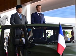 Potret Prabowo-Macron Naik Maung di Akmil Magelang