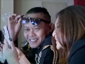 Sule-Natalie Holscher Sentil Netizen yang Nyinyirin Hubungan Mereka Sule-Natalie Holscher Sentil Netizen yang Nyinyirin Hubungan Mereka