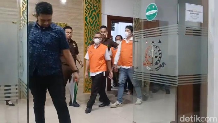 Para tersangka dikala dilakukan penahana oleh pihak Kejaksaan Negeri Kabupaten Cirebon Para tersangka dikala dilakukan penahana oleh pihak Kejaksaan Negeri Kabupaten Cirebon