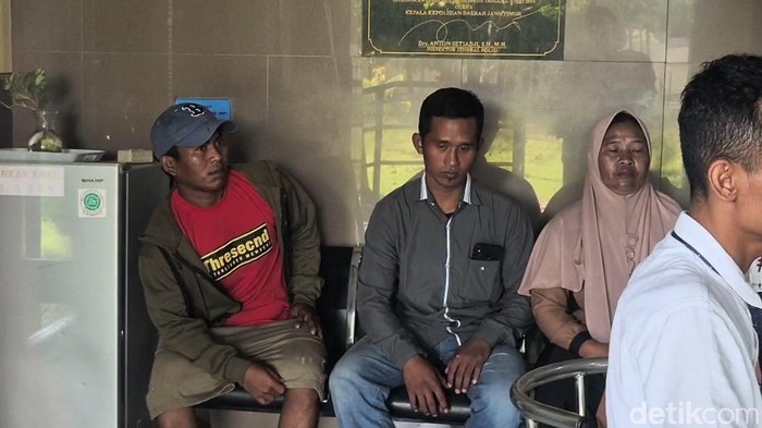 Perempuan di Probolinggo minta santunan polisi usai dituduh dukun santet sampai rumahnya sempat dilempari bondet atau bom ikan.