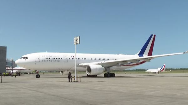 Lihat Lagi Momen Pesawat Kepresidenan Prancis Mendarat Mulus di YIA