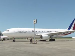 Lihat Lagi Momen Pesawat Kepresidenan Prancis Mendarat Mulus di YIA