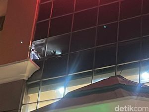 Terkendala Asap Pekat, Damkar Pecah Kaca Depan Solo Grand Mall