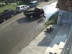 Viral Rekaman CCTV Petugas Dishub Sampang Diduga Sengaja Ditabrak Pikap Viral Rekaman CCTV Petugas Dishub Sampang Diduga Sengaja Ditabrak Pikap