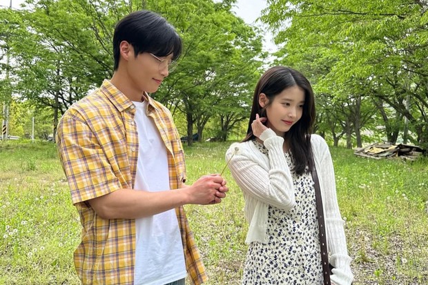 Potret Heo Nam Jun dan IU di video klip 'Never Ending Story'