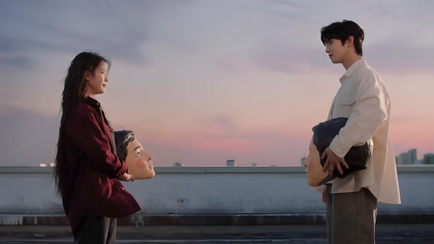 Potret IU dan Cha Eun Woo di video klip 'Beautiful Woman'