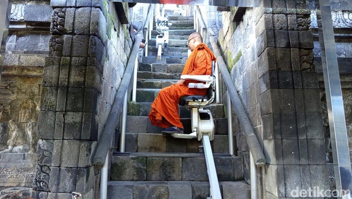Potret stairlift yang dipasang di Candi Borobudur, Kabupaten Magelang, Kamis (29/5/2025).