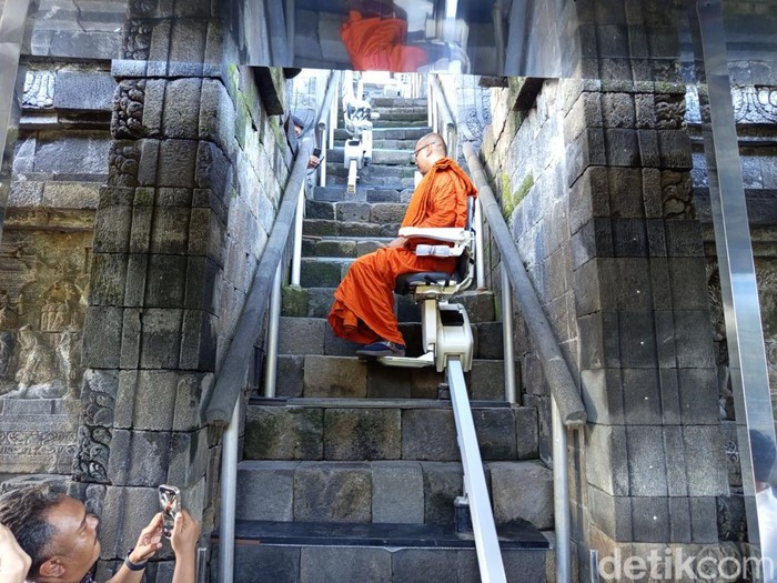 Potret stairlift yang dipasang di Candi Borobudur, Kabupaten Magelang, Kamis (29/5/2025).
