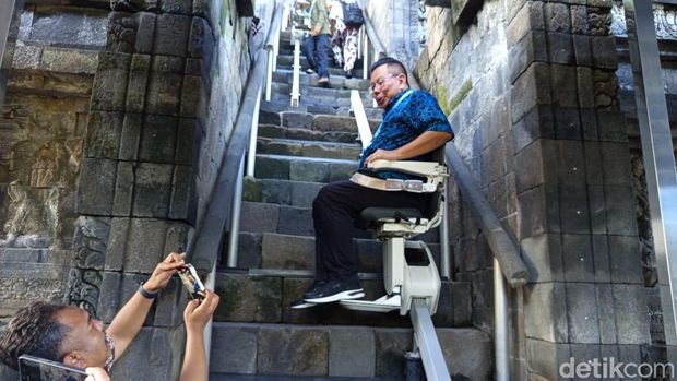 Potret stairlift yang dipasang di Candi Borobudur, Kabupaten Magelang, Kamis (29/5/2025).