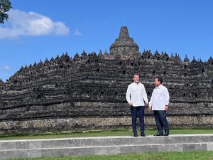 Foto-foto Prabowo dan Macron Berlatar Candi Borobudur Foto-foto Prabowo dan Macron Berlatar Candi Borobudur