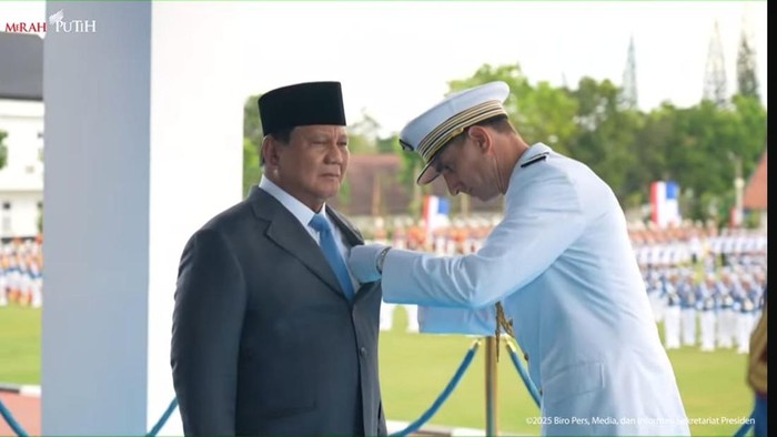 Prabowo menemukan penghargaan kehormatan tertinggi Grand Cross of the Legion of Honour dikala berada di Akmil Magelang, Kamis (29/5/2025).