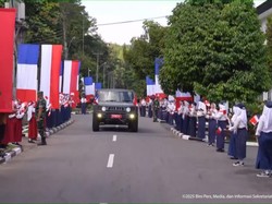 Tiba di Akmil Magelang, Prabowo-Macron Disambut Siswa Sekolah