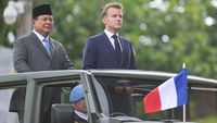 Prabowo Ajak Macron Inspeksi Pasukan di Akmil Magelang Sambil Naik Maung