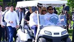 Momen Prabowo Sopiri Macron Naik Boogie Car di Candi Borobudur