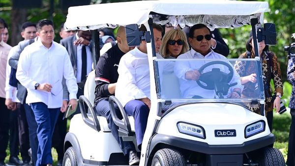 Momen Prabowo Sopiri Macron Naik Boogie Car di Candi Borobudur