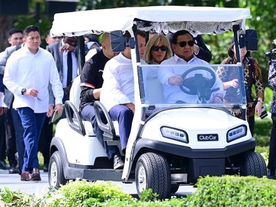 Momen Prabowo Sopiri Macron Naik Boogie Car di Candi Borobudur