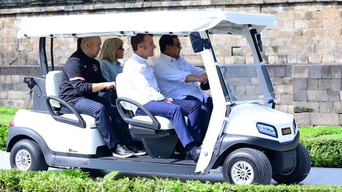 Presiden Prabowo menyopiri Presiden Prancis Emmanuel Macron Presiden Prabowo menyopiri Presiden Prancis Emmanuel Macron