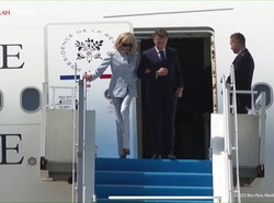 Tiba di Bandara YIA, Macron dan Brigitte Bergandengan Tangan Turun dari Pesawat