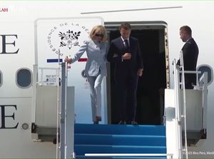 Tiba di Bandara YIA, Macron dan Brigitte Bergandengan Tangan Turun dari Pesawat Tiba di Bandara YIA, Macron dan Brigitte Bergandengan Tangan Turun dari Pesawat