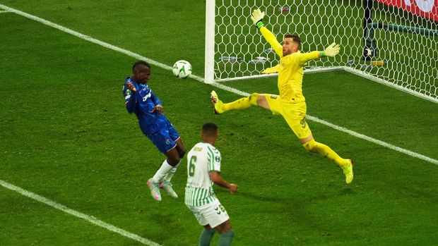 Soccer Football - Conference League - Final - Real Betis v Chelsea - Wroclaw Stadium, Wroclaw, Poland - May 28, 2025  Chelsea's Nicolas Jackson scores their second goal past Real Betis' Adrian REUTERS/Aleksandra Szmigiel