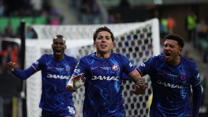 Soccer Football - Conference League - Final - Real Betis v Chelsea - Wroclaw Stadium, Wroclaw, Poland - May 28, 2025 Chelseas Enzo Fernandez celebrates scoring their first goal with Chelseas Jadon Sancho REUTERS/Kacper Pempel