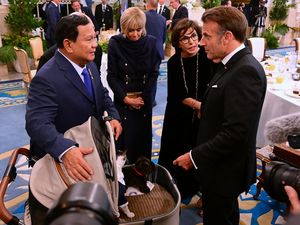 Momen Bobby Kucing Prabowo Berjas Bikin Macron-Brigitte Gemas Momen Bobby Kucing Prabowo Berjas Bikin Macron-Brigitte Gemas