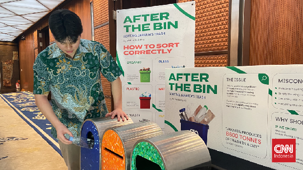 Seorang peserta Jakarta Scholar Symposium (JSS) mempresentasikan soal pengolahan sampah, Rabu (28/5). CNN Indonesia/Kayla