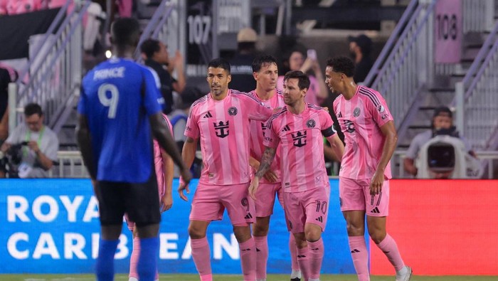 SOCCER-USA/ May 28, 2025; Fort Lauderdale, Florida, USA; Inter Miami CF forward Lionel Messi (10) celebrates with forward Luis Suarez (9) and defender Ian Fray (17) after scoring against CF Montreal during the first half at Chase Stadium. Mandatory Credit: Sam Navarro-Imagn Images