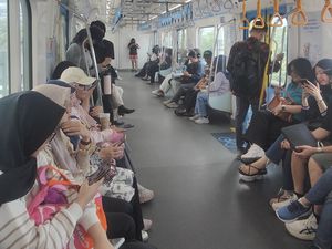Video: Spill Playlist Favorit Pengguna Transpotasi Umum Jakarta Video: Spill Playlist Favorit Pengguna Transpotasi Umum Jakarta