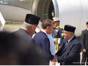 Presiden Macron dan Istri Tiba di YIA, Disambut KGPAA Paku Alam X Presiden Macron dan Istri Tiba di YIA, Disambut KGPAA Paku Alam X