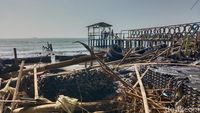 Potret Pantai Balongan yang Penuh Sampah dan Abrasi Parah