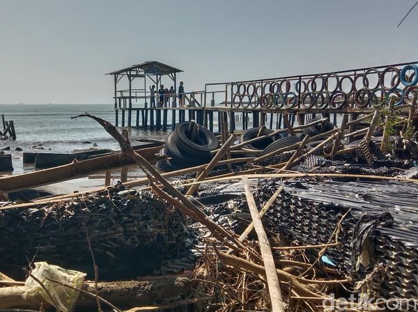 Potret Pantai Balongan yang Penuh Sampah dan Abrasi Parah