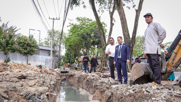 Agung Nugroho dikala meninjau lokasi normalisasi drainase untuk menangani banjir. (Foto: Dok Diskominfotik Pekanbaru)