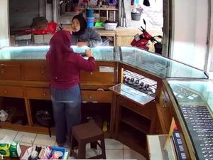 Aksi Santuy Emak-emak Curi Gelang Motif Syifa Hadju di Garut Aksi Santuy Emak-emak Curi Gelang Motif Syifa Hadju di Garut