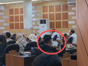 Video: Heboh Anggota DPRD Tuban Asik Ngevape Saat Rapat Paripurna Video: Heboh Anggota DPRD Tuban Asik Ngevape Saat Rapat Paripurna