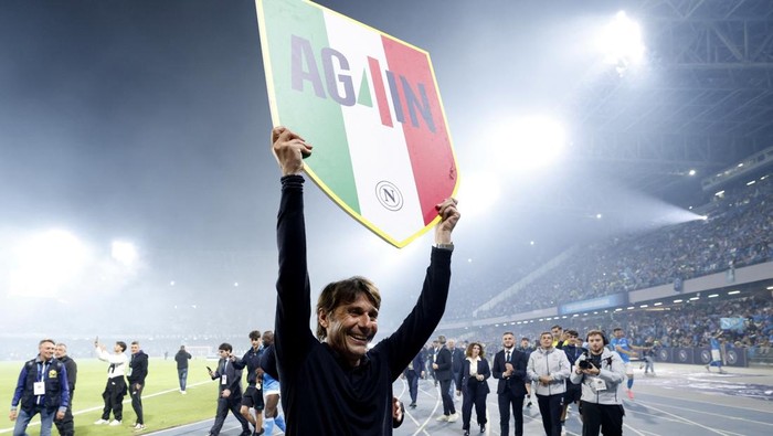 Soccer Football - Serie A - Napoli v Cagliari - Stadio Diego Armando Maradona, Naples, Italy - May 23, 2025 Napoli coach Antonio Conte celebrates after winning Napolis fourth Serie A title REUTERS/Remo Casilli