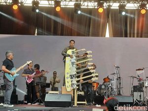Aksi Nyentrik Balawan Pakai Gitar 9 Neck di BNI Java Jazz Festival 2025 Aksi Nyentrik Balawan Pakai Gitar 9 Neck di BNI Java Jazz Festival 2025
