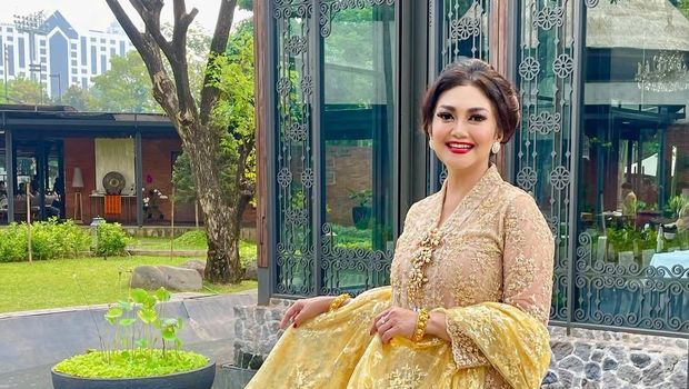 Bella Saphira mengenakan kebaya