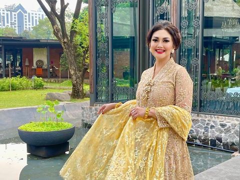 Bella Saphira mengenakan kebaya