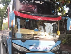 Bus di Buleleng Dilempari Batu oleh Pemotor, Kaca Pecah-Sopir Terluka