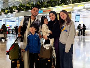Dian Ayu Berangkat Haji dengan Omesh, Penuh Haru Tinggalkan 3 Anak Dian Ayu Berangkat Haji dengan Omesh, Penuh Haru Tinggalkan 3 Anak