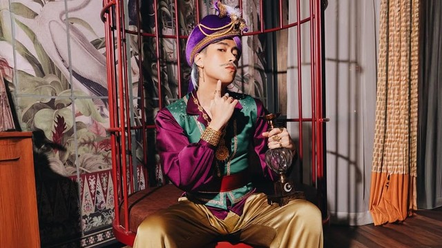 Highlight Dunia Hiburan InsertLive : 6 Potret Gaya Vidi Aldiano Jadi 'Om Jin' di Pesta Geng Aries