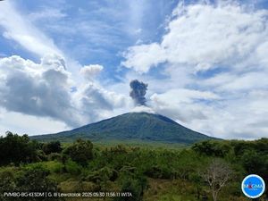 Gunung Ile Lewotolok Meletus, Muntahkan Abu 1.000 Meter di Atas Puncak Gunung Ile Lewotolok Meletus, Muntahkan Abu 1.000 Meter di Atas Puncak