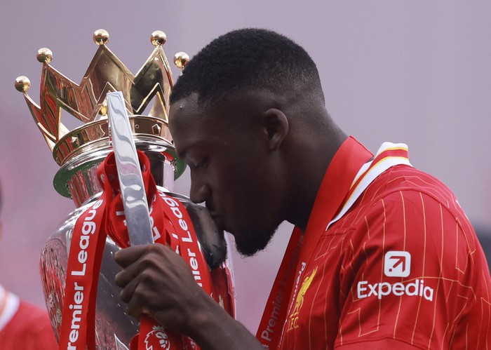 Ibrahima Konate Soccer Football - Premier League - Liverpool v Crystal Palace - Anfield, Liverpool, Britain - May 25, 2025 Liverpool's Ibrahima Konate celebrates with the trophy after winning the Premier League REUTERS/Phil Noble EDITORIAL USE ONLY. NO USE WITH UNAUTHORIZED AUDIO, VIDEO, DATA, FIXTURE LISTS, CLUB/LEAGUE LOGOS OR 'LIVE' SERVICES. ONLINE IN-MATCH USE LIMITED TO 120 IMAGES, NO VIDEO EMULATION. NO USE IN BETTING, GAMES OR SINGLE CLUB/LEAGUE/PLAYER PUBLICATIONS. PLEASE CONTACT YOUR ACCOUNT REPRESENTATIVE FOR FURTHER DETAILS..