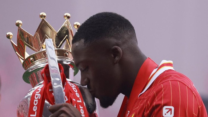 Soccer Football - Premier League - Liverpool v Crystal Palace - Anfield, Liverpool, Britain - May 25, 2025 Liverpools Ibrahima Konate celebrates with the trophy after winning the Premier League REUTERS/Phil Noble EDITORIAL USE ONLY. NO USE WITH UNAUTHORIZED AUDIO, VIDEO, DATA, FIXTURE LISTS, CLUB/LEAGUE LOGOS OR LIVE SERVICES. ONLINE IN-MATCH USE LIMITED TO 120 IMAGES, NO VIDEO EMULATION. NO USE IN BETTING, GAMES OR SINGLE CLUB/LEAGUE/PLAYER PUBLICATIONS. PLEASE CONTACT YOUR ACCOUNT REPRESENTATIVE FOR FURTHER DETAILS..