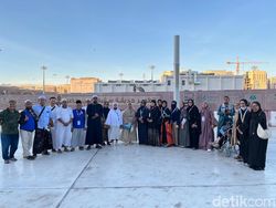 Jemaah Aida Tourindo Ziarah Sekitar Masjid Nabawi, Terharu di Baqi