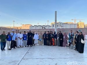 Jemaah Aida Tourindo Ziarah Sekitar Masjid Nabawi, Terharu di Baqi Jemaah Aida Tourindo Ziarah Sekitar Masjid Nabawi, Terharu di Baqi