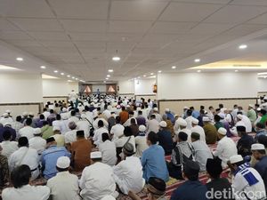 Jemaah RI Khusyuk Salat Jumat Berjemaah di Hotel Jelang Puncak Haji