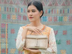 Gaya Kahiyang Ayu Promosikan Koleksi Dekranasda Sumut, Bak Model!